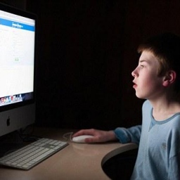 Male ''noćne ptice'' na Facebooku: zašto su deca koja su aktivna na Facebooku posle ponoći u opasnosti